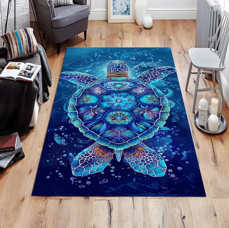 Op de afbeelding: Een blauw en paars mandala-gepatroneerd zeeschildpadkleed met een donkerblauwe achtergrond. Het kleed heeft een gedetailleerd ontwerp van een schildpad met een mandala-patroon op zijn schild.