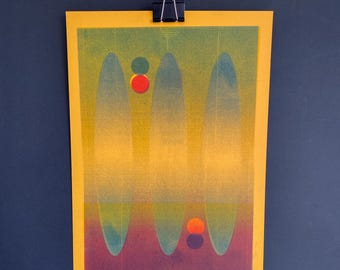 Könnte beinhalten: Abstrakter Kunstdruck mit gelbem Hintergrund und vier vertikalen grünen und blauen Ovalen. In der Mitte des Drucks befinden sich zwei rote Kreise und ein grüner Kreis.
