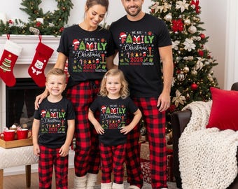 Könnte beinhalten: Eine vierköpfige Familie trägt passende schwarze T-Shirts und rot-schwarz karierte Schlafanzughosen. Auf den Hemden steht "WE ARE FAMILY Christmas 2025 MAKING MEMORIES TOGETHER". Ein Weihnachtsbaum und ein Kamin befinden sich im Hintergrund.