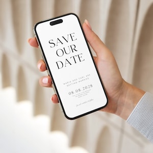 Może przedstawiać: Biały ekran smartfona wyświetlający ogłoszenie o zarezerwowaniu daty na ślub Marii i Carla 8 sierpnia 2028 roku. Tekst brzmi "Save Our Date" pogrubioną czcionką, po czym następuje "Maria and Carl are getting married" i "08.08.2028".