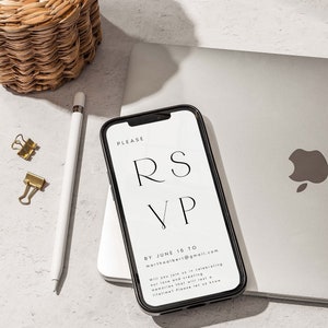 Op de afbeelding: Een zwarte smartphone met een wit scherm waarop een RSVP-verzoek wordt weergegeven. De tekst op het scherm luidt "PLEASE RSVP BY JUNE 16 TO marthaalbert@gmail.com Will you join us in celebrating our love and creating memories that will last a lifetime? Please let us know."