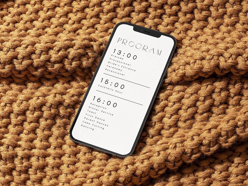 Op de afbeelding: Een smartphone die een huwelijksprogramma weergeeft met de tijden en gebeurtenissen van de dag. De telefoon ligt op een bruin gebreid deken.