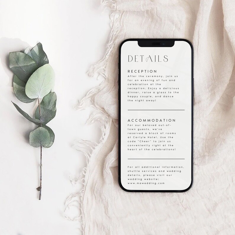 Op de afbeelding: Een witte smartphone mockup met zwarte tekst met details over de receptie en accommodatie voor een bruiloft. De tekst bevat details over de receptie, het diner en het dansen, evenals accommodatiemogelijkheden voor gasten van buiten de stad. De tekst bevat ook een websiteadres voor meer informatie.