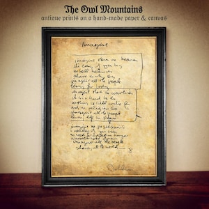 Op de afbeelding: Een vintage-print van John Lennons handgeschreven songtekst voor het nummer "Imagine". De tekst is geschreven in zwarte inkt op crèmekleurig papier met een bruine achtergrond. De print is ingelijst in een zwart frame.