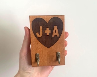 Portachiavi in legno personalizzato, portachiavi a forma di cuore inciso, iniziali personalizzate sul portachiavi, regalo per coppia