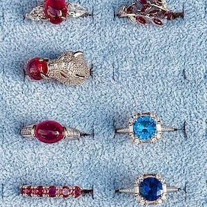 Anillo de piedras preciosas