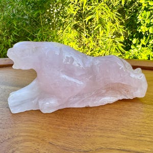 Magnificent tiger sculpture in rose quartz, semi-precious natural stone