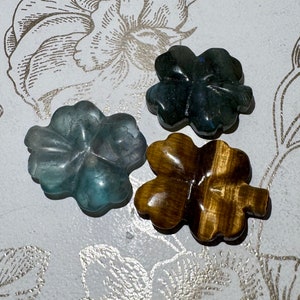 4-leaf clover in semi-precious stone