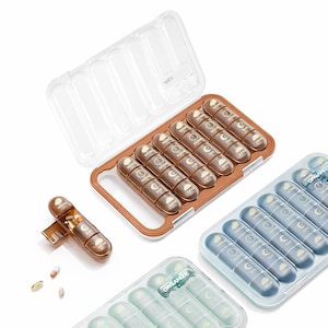 Puede incluir: Varios pastilleros en marrón, azul y verde. Cada compartimento está etiquetado con la hora del día. Los pastilleros están diseñados para contener pastillas y vitaminas para uso diario. La imagen muestra varios pastilleros abiertos y cerrados.