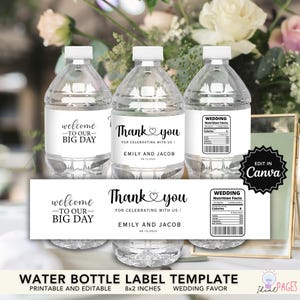 Könnte beinhalten: Druckbare Wasserflaschenetikettenvorlage für eine Hochzeit. Die Etiketten haben ein schlichtes Design mit schwarzem Text auf weißem Hintergrund. Der Text auf den Etiketten lautet "Willkommen zu unserem großen Tag", "Vielen Dank, dass Sie mit uns feiern! Emily und Jacob" und "Hochzeit Nährwertangaben".