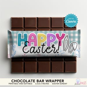 Puede incluir: Una tableta de chocolate con un envoltorio colorido de "¡Felices Pascuas!". El envoltorio presenta un patrón de cuadros azul pastel y blanco, orejas de conejo y detalles florales. La tableta mide 16,5 x 14 cm.