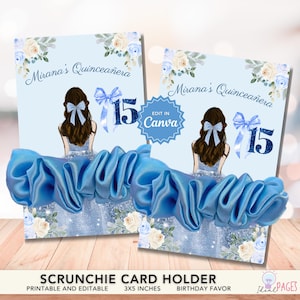 Puede incluir: Dos tarjeteros Quinceañera azul claro con una scrunchie azul. Las tarjetas presentan un dibujo de una niña, el número 15 y el texto "Mirana's Quinceañera". La scrunchie está hecha de una tela brillante y con volantes. La parte inferior de la tarjeta dice "Scrunchie Card Holder".