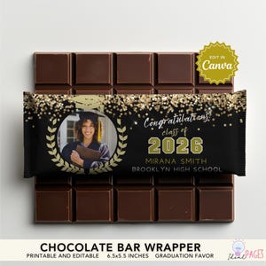Op de afbeelding: Een donkere chocoladereep met een zwarte wikkel met een afstudeerfoto en de tekst "Gefeliciteerd Klas 2026". De wikkel bevat een foto van een afgestudeerde, gouden confetti en de tekst "Mirana Smith, Brooklyn High School". De wikkel meet 16,5 x 14 cm.