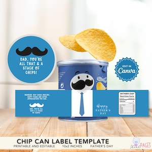 Pode incluir: Um modelo de etiqueta azul para tubo de batatas com um gráfico de bigode preto e o texto DAD, YOU'RE ALL THAT & A STACK OF CHIPS. O design inclui uma camisa branca com gravata azul, um rótulo de informações nutricionais e duas batatas.