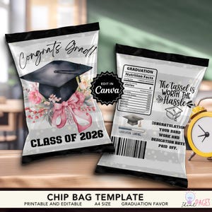 Könnte beinhalten: Zwei Chip-Bag-Vorlagen zum Thema Abschluss. Eine Tüte zeigt einen Mortarboard, eine rosa Schleife und florale Akzente mit "Congrats Grad!" und "Class of 2026". Die andere Tüte hat ein Nährwertkennzeichen und lautet "The tassel is worth the hassle."