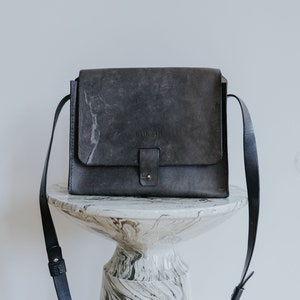 Sac à bandoulière ZOFIA / sac à bandoulière fait main / sac à rabat en cuir au tannage végétal / sac à main marron moyen