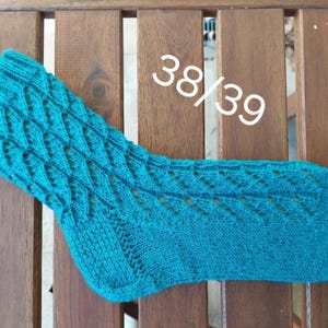 Könnte beinhalten: Rustikales Holzschild mit dem Text "Welcome to our home" in handschriftlichem Stil. Das Schild hat eine Used-Optik und ein schlichtes, einladendes Design, perfekt für eine Veranda oder einen Eingangsbereich.