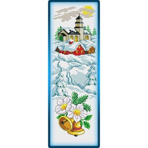 Può includere: Uno schema di punto croce che rappresenta una scena invernale con una chiesa, case e alberi coperti di neve. Lo schema include due campane dorate con fiori bianchi.