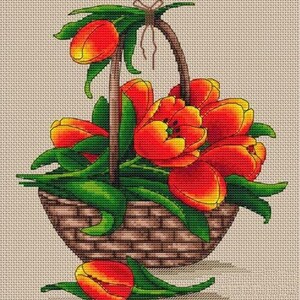 Può includere: Un disegno a punto croce di un cesto traboccante di tulipani rossi e gialli vibranti e foglie verdi. Il cesto è marrone con una trama intrecciata e un manico marrone legato con un piccolo fiocco. Lo sfondo è beige chiaro.