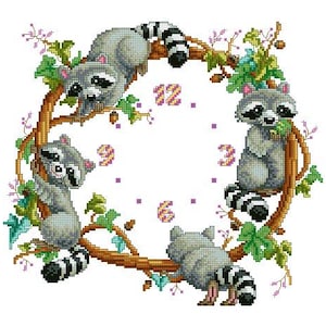 Könnte beinhalten: Ein Zifferblatt mit einem Kranz aus grünen Blättern und vier Waschbären. Die Waschbären klettern auf den Ästen des Kranzes. Das Zifferblatt hat römische Ziffern und einen schwarzen Zeiger.
