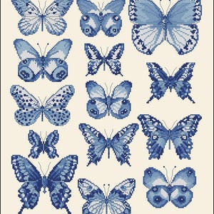 Può includere: Una collezione di 15 illustrazioni di farfalle blu con vari motivi e forme di ali. Le farfalle sono disposte in una griglia su uno sfondo bianco.