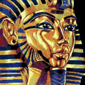 Può includere: Un primo piano di un busto di faraone dorato con uno sfondo a strisce blu e oro. Il faraone ha un viso dettagliato con linee intricate e una corona.