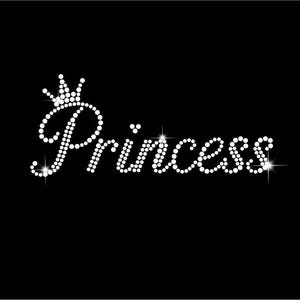 Może przedstawiać: Czarne tło z napisem „Princess” wykonanym z białych kryształków. Mała korona z kryształków znajduje się nad pierwszą literą. Słowo błyszczy światłem.