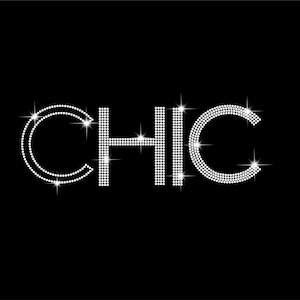 Op de afbeelding: Het woord "CHIC" in sprankelende witte strass-steentjes op een zwarte achtergrond. De letters zijn gevormd uit kleine, ronde strass-steentjes, wat een glamoureus en stijlvol ontwerp creëert. De afbeelding heeft een high-fashion esthetiek.