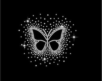 Puede incluir: Un fondo negro con un diseño de mariposa blanca hecho de pequeños puntos brillantes. La mariposa está centrada y rodeada de puntos adicionales, con destellos en forma de estrella en los bordes.
