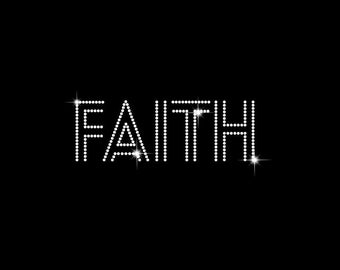 Puede incluir: La palabra "FAITH" escrita en pedrería blanca sobre un fondo negro.