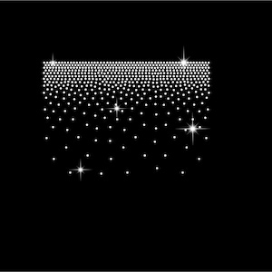 Può includere: Uno sfondo nero con un design rettangolare composto da punti bianchi. I punti sono densamente raggruppati nella parte superiore, diradandosi verso il basso. Diverse scintille luminose a forma di stella sono sparse nel design.