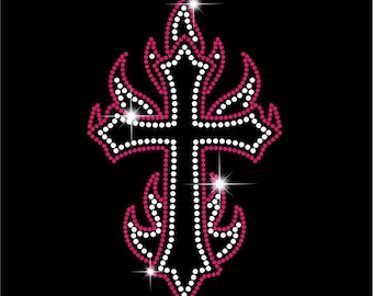 Puede incluir: Un diseño de cruz decorativa sobre un fondo negro. La cruz está delineada con pedrería blanca y rosa, con un diseño en forma de llama alrededor de los bordes. La imagen tiene un efecto brillante.