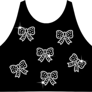 Könnte beinhalten: Schwarzes Oberteil mit fünf weißen Strass-Schleifenmotiven. Die Schleifen sind gleichmäßig verteilt, jede mit einem gepunkteten Muster und funkelnden Akzenten. Das Oberteil hat einen runden Ausschnitt.