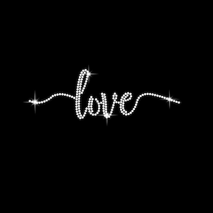 Könnte beinhalten: Das Wort "Liebe" in weißen Strasssteinen auf schwarzem Hintergrund.