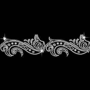Peut inclure: Un motif décoratif composé de strass blancs en forme de motif floral stylisé. Le motif est sur un fond noir.