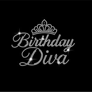 Peut inclure: Un motif graphique sur fond noir représentant le texte Birthday Diva dans une police cursive, surmonté d'une icône de diadème. L'ensemble du motif est composé de petits strass blancs circulaires créant un effet scintillant et réfléchissant.