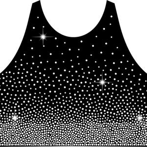 Puede incluir: Top corto negro con cuello redondo y un patrón de puntos blancos que se desvanecen de escasos a densos. El diseño incluye cuatro acentos de estrellas brillantes, creando un efecto celestial o brillante. El top es probablemente para danza o ropa deportiva.