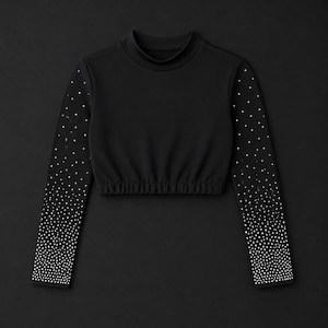 Puede incluir: Top corto negro con mangas largas. Las mangas son transparentes y están adornadas con un patrón de pequeños adornos blancos y brillantes. El top tiene un cuello alto y una cintura fruncida.