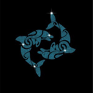 Pode incluir: Duas silhuetas de golfinhos azuis feitas de strass em um fundo preto.