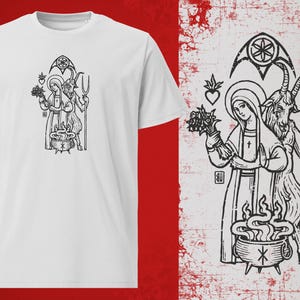 Puede incluir: Una camiseta blanca con una ilustración en blanco y negro de una mujer sosteniendo un ramo de flores y una cabra con cuernos y un tenedor. La mujer lleva un vestido largo y una corona. La cabra está de pie sobre sus patas traseras. La ilustración está rodeada de un círculo con una estrella en el centro.