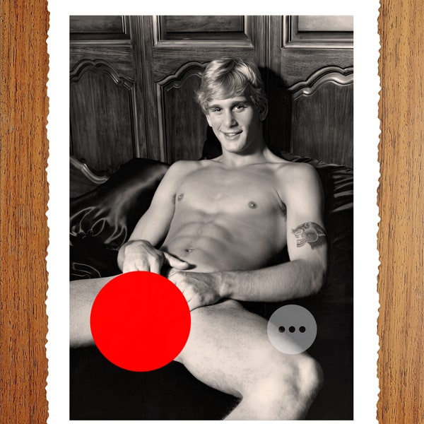 Impression photo vintage de nu masculin - homme nu relaxant dans le canapé - photographie érotique vintage - personnages masculins nus - décoration murale gay