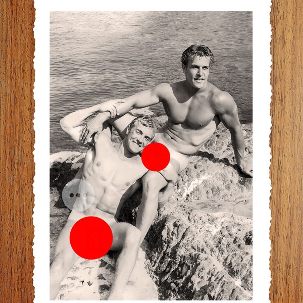 Impression photo vintage de nu masculin - deux hommes nus à la plage - photographie vintage érotique - personnages masculins nus - décoration murale gay