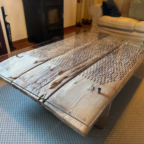 Vintage houten tafel met glazen blad, gemaakt van een antieke dorsplank