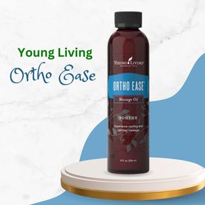 Op de afbeelding: Een donkerrode fles Young Living Ortho Ease massageolie. Het etiket is blauw en wit met de productnaam en "Massage Oil" erop gedrukt. De fles is 236 ml. De tekst "SOOTHE" staat op het etiket.