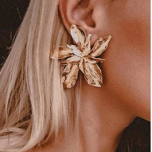 1pc Metallic Large Flower Shaped Stud Earring