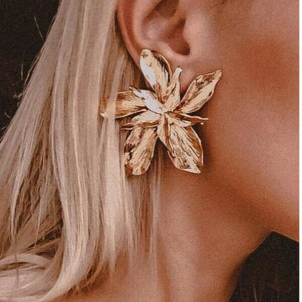 1pc Metallic Large Flower Shaped Stud Earring