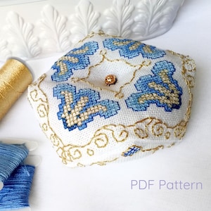 Biscornu Kreuzstichmuster. Klassische Stickerei Nadelkissen Stickmuster und Anleitungen. Blau & goldene Nadelspitze 3D Ornament. Handmade Geschenk.