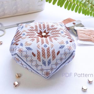 Patrón de punto de cruz de biscornú e instrucciones para hacerlo usted misma. Esquemas digitales en PDF para descarga instantánea.