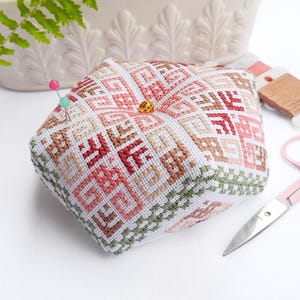 Kruissteekpatroon Rose Cocoa Biscornu: geometrisch handwerk (pdf-patroon)