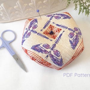 Op art deco geïnspireerd kruissteekpatroon voor libellen Biscornu. Bevat grafieken en instructies in pdf-indeling om deze kleine luxe te maken